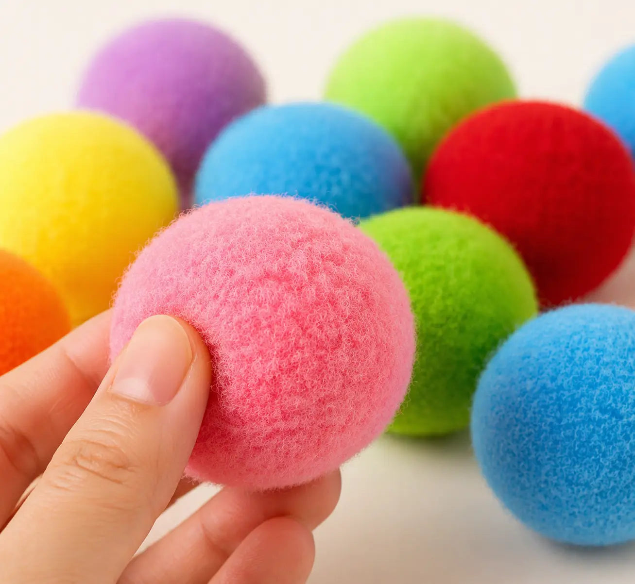 Cat Toy Launcher with 20 Plush Balls – Interactive Indoor Play Gun for Cats, Random Colors